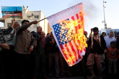 Varios hombres quemaban una bandera de Estados Unidos durante un protesta en Teherán (Irán), el miércoles. 