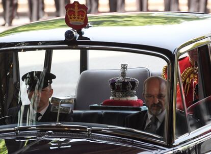 Un coche lleva al Parlamento la corona de Isabel II.