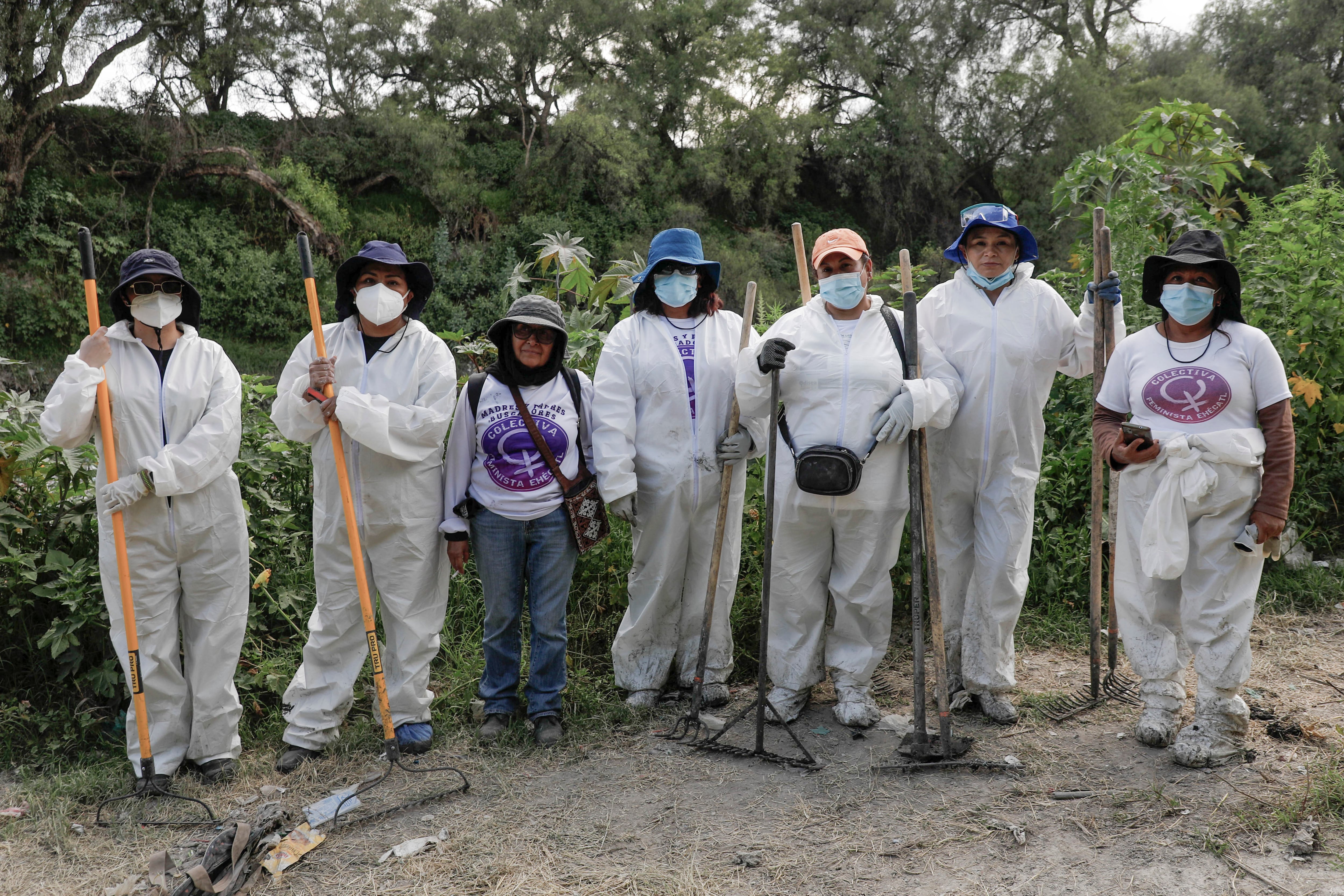 Madres buscadoras localizan cuerpos humanos en canales de aguas negras
Durante la ultima jornada de busqueda de la nina Mariana Valentina Dominguez Valdez de 11 anos, quien cayo al Canal de Nextlalpan en el Estado de Mexico el pasado 5 de mayo mientras jugaba cerca del cauce, la colectiva Feminista Ehecatl ha localizado cinco cuerpos, restos oseos y partes humanas. 13 de julio 2026