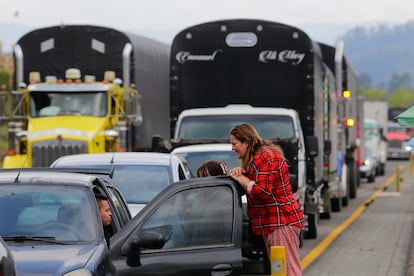 Cientos de personas permanecen atascadas en la vía que comunica los municipios de Zipaquirá y Cajicá (Cundinamarca), en las afueras de Bogotá, debido a los bloqueos de los transportadores.