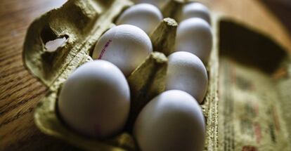 Una caja de huevos.