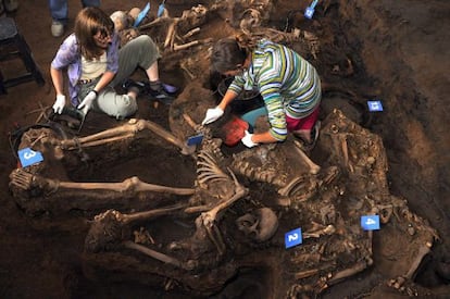Excavación de la fosa común de la dictadura con 15 cadáveres encontrada en un centro de detención en la provincia de Tucumán.