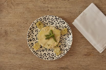 <p><b>INGREDIENTES</p></b> <p><b>Para 1 ración</p></b> <p>100 g de espárragos verdes, 10 g de mayonesa, 1 huevo cocido, queso parmesano, 100 g de alcachofas, 2 g de eneldo fresco y 15 g de aceite de oliva. </p> <p> </p> <p><b>ELABORACIÓN</p></b> <p>1. Cocer los espárragos, pasarlos por agua con hielo para que no pierdan el color y cortarlos en trocitos de un centímetro. 2. Mezclarlos con la mayonesa y sazonar al gusto. 3. Rallar el huevo y laminar el parmesano. 4. Cortar las alcachofas en cuartos y ponerlas a hervir hasta que estén cocidas. 5. Dejarlas templar y, cuando estén frías, sumergirlas en aceite aromatizado con eneldo. La mezcla debe reposar 30 minutos para que coja sabor. 6. Cuando estén listas las elaboraciones, montar el tartar con ayuda de un aro de emplatado. 7. Colocar los espárragos con la mayonesa en el fondo. 8. Coronar con el huevo rallado, las lascas de parmesano y dos yemas de espárrago. 9. Añadir las alcachofas alrededor del tartar y terminar con un chorrito del aceite aromatizado.</p>
