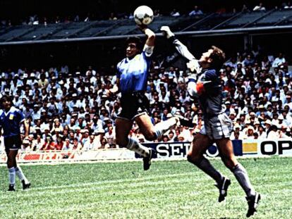 Maradona marca con la mano ante Peter Shilton.