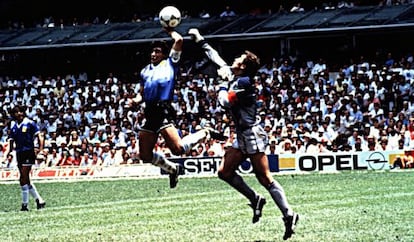 Maradona marca con la mano ante Peter Shilton.