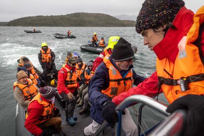 Los pasajeros regresan al ‘Ventus’ tras una excursión en zódiac.