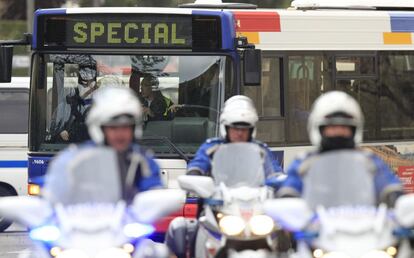 Un autobús evacúa a los vecinos tras las operaciones policiales llevadas a cabo en el barrio residencial de Toulouse donde se encuentra el presunto autor de los siete asesinatos racistas y que asegura pertenecer a Al Qaeda.