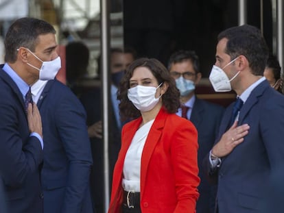 Isabel Díaz Ayuso, presidenta de la Comunidad de Madrid, flanqueada por el presidente del Gobierno, Pedro Sánchez (a la izquierda), y el vicepresidente de la Comunidad, Ignacio Aguado, el lunes.