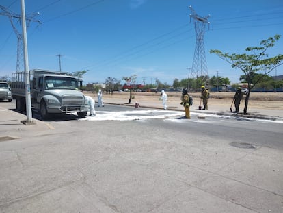 In May 2023, the Mexican navy spilled hydrochloric acid it was transporting from a dismantled drug laboratory in an accident on the streets of Culiacán, the capital of Sinaloa. Photo: Culiacán Veteran Firefighters.