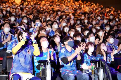 Hinchas de Japón animan a su selección en Tokio.