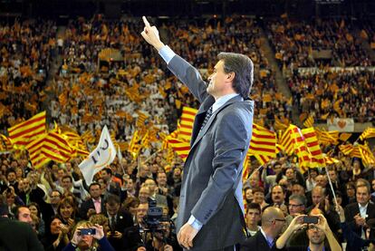 El candidato de CiU, Artur Mas, en el mitin final de campaña, en el Palau Sant Jordi.