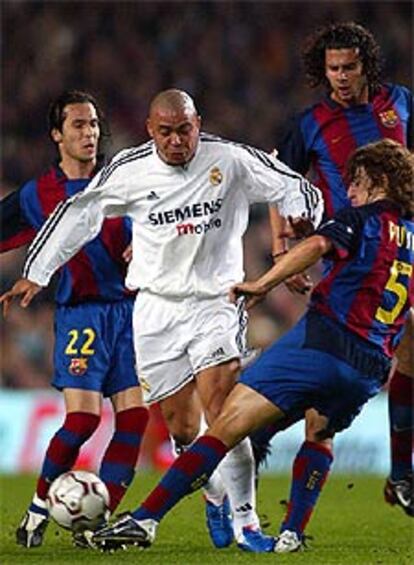Ronaldo intenta llevarse el balón ante Puyol, Luis García y Motta.