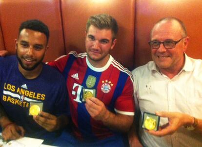 Anthony Sadler, amigo de los militares que redujeron al presunto terrorista, Alek Skarlatos y el británico Chris Norman, enseñan las medallas recibidas por su acto de valentía.