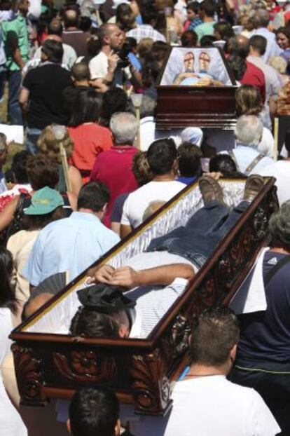 Procesión de ataúdes en Santa Marta de Ribarteme.