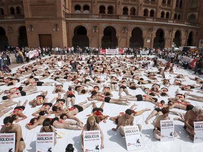 Decenas de personas se manifestaron ayer contra las corridas de toros frente a la plaza de Las Ventas.