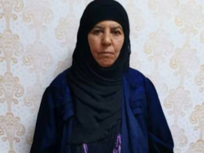 Fotografía difundida por Turquía de Rasmiya Awad, hermana del líder del ISIS muerto, Abubaker al Bagdadi, detenida este lunes cerca de la frontera turco-siria.