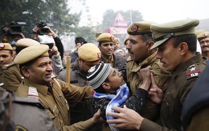 Un manifestante intenta resistirse cuando los agentes de policía lo detienen durante una marcha cerca del histórico Fuerte Rojo en Nueva Delhi (India).