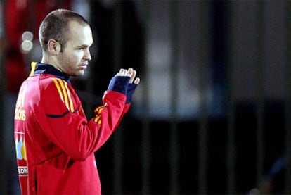 Andrés Iniesta se entrena en solitario el día en que España aterriza en Sudáfrica