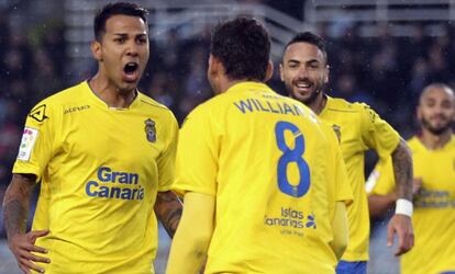 Los jugadores de Las Palmas celebran el &uacute;nico gol del partido.