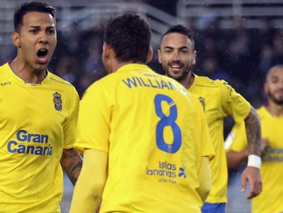 Los jugadores de Las Palmas celebran el &uacute;nico gol del partido.