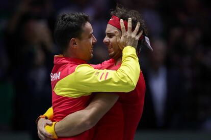 Nadal se abraza con Roberto Bautista al finalizar el partido.