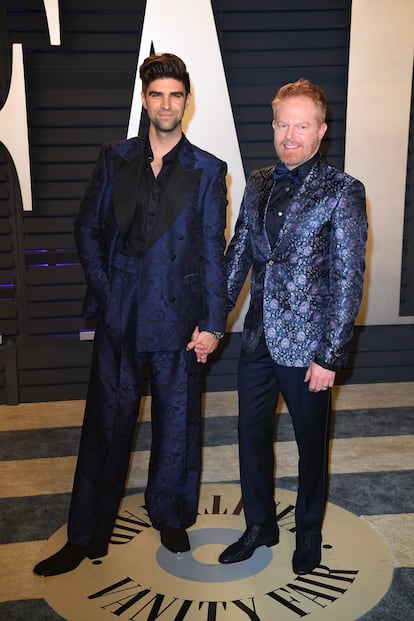 Jesse Tyler Ferguson, uno de los actores de la aclamada serie 'Modern Family', y su esposo, el productor Justin Mikita, han tenido dos hijos a través de un vientre de alquiler. En julio de 2020, cuando Tyler Ferguson cumplía 44 años y Mikita 34, anunciaron el nacimiento de Beckett. Su segundo hijo, al que llamaron Sullivan, ha nacido dos años después. “Un agradecimiento especial al doctor Shahin Ghadir por ayudarnos a hacer crecer nuestra familia y a nuestra increíble madre sustituta y a todas las enfermeras y médicos. Estamos encantados de ser una familia de cuatro”, escribía el actor en su cuenta de Instagram con la foto de su retoño. 