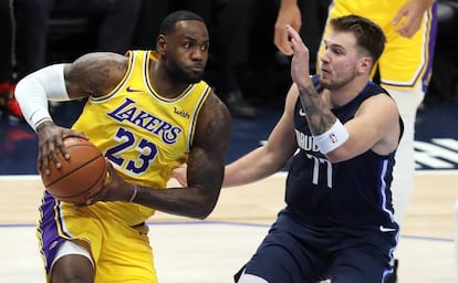 LeBron James hace jugada ante Doncic.