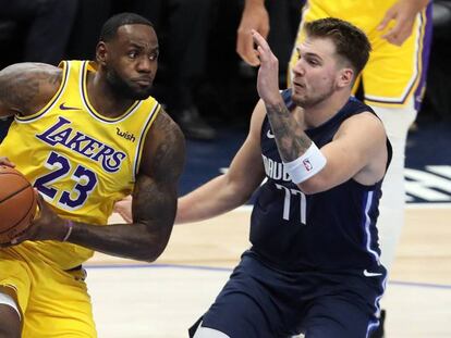 LeBron James hace jugada ante Doncic.