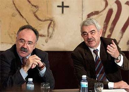 Carod Rovira y Maragall, durante la reunión extraordinaria del tripartito para abordar la reestructuración del Gobierno.