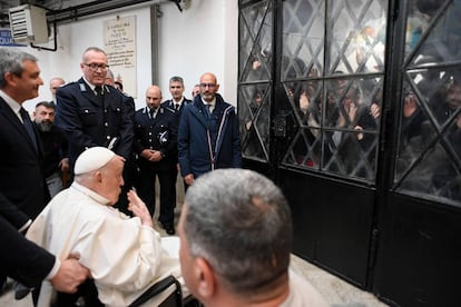 El papa Francisco saluda a los reclusos de la prisión Regina Coeli en Roma, durante su visita el 17 de abril de 2025.