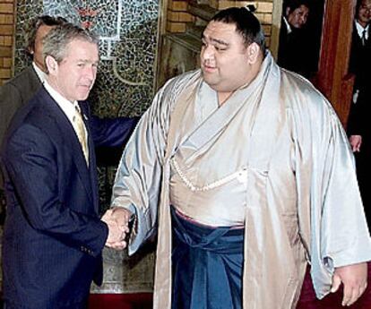 George W. Bush saluda al luchador de sumo Musashimaru en la residencia del primer ministro japonés.