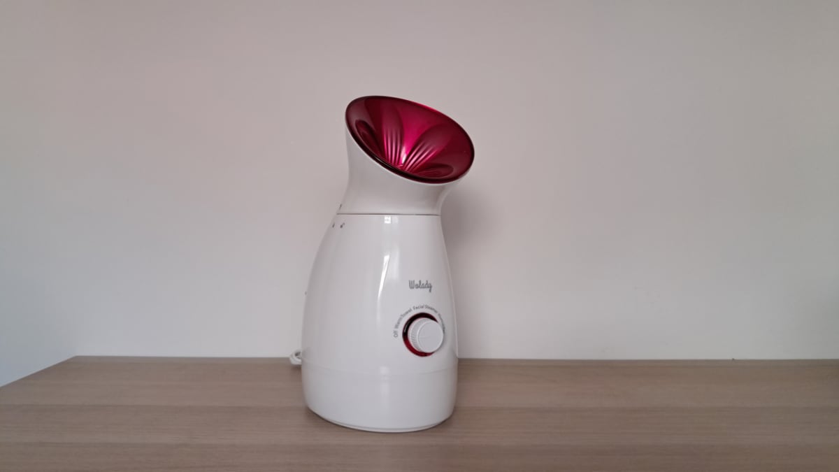 Incluye una opción para calentar las tollas y completar la rutina de cuidado facial.