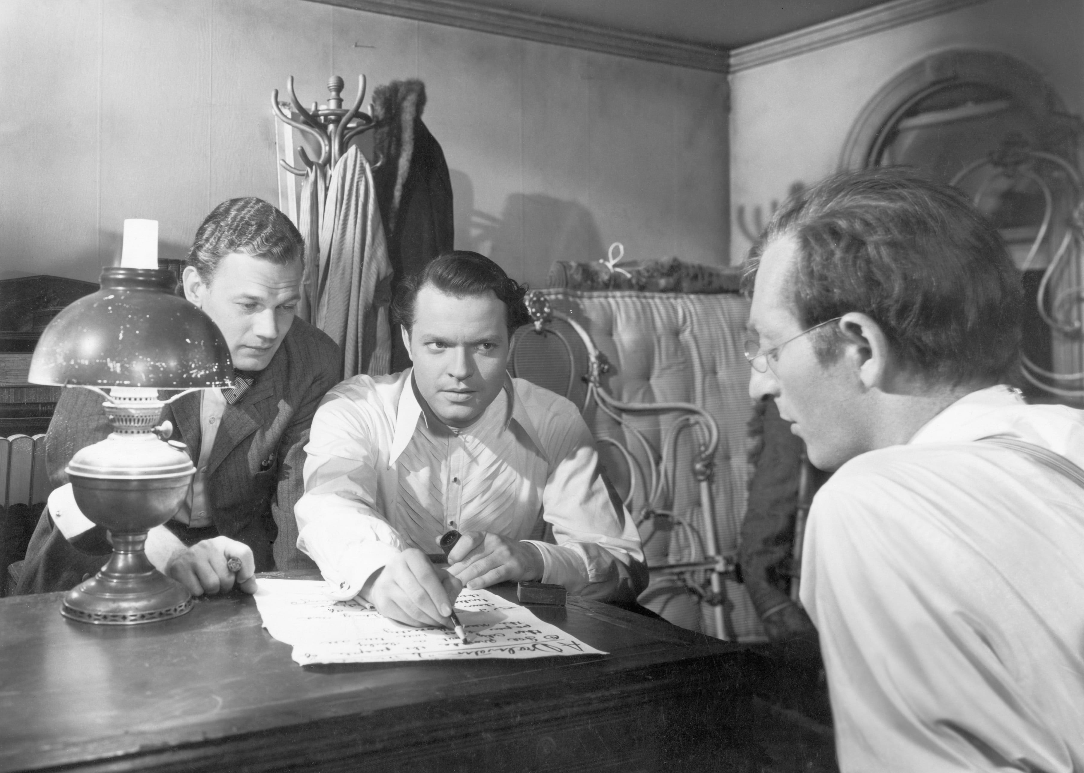 Orson Welles, entre Joseph Cotten (izquierda) y Everett Sloane en 'Ciudadano Kane'.
