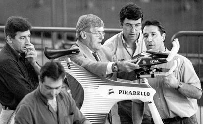 José Miguel Echávarri y Eusebio Unzue (a la izquierda) reciben explicaciones de los mecánicos sobre la bicicleta " Espada" , en los entrenamientos de Miguel Indurain en el velódromo de Burdeos, en 1994