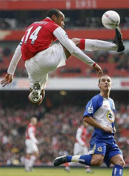 Henry, en un encuentro con el Arsenal