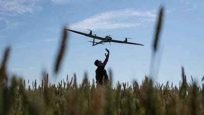 Un soldado ucranio lanza un dron de reconocimiento en la región de Járkov, este miércoles.
