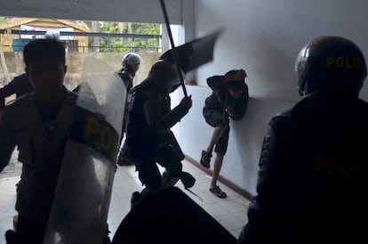 La policía agrede a un estudiante dentro del campus de la Universidad Estatal de Makassar (Indonesia) durante una protesta de estudiantes contra el plan del gobierno de aumentar los precios del combustible.