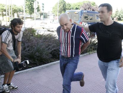 Manuel Charlín Pomares es conducido por un policía a los juzgados de Vilagarcía.