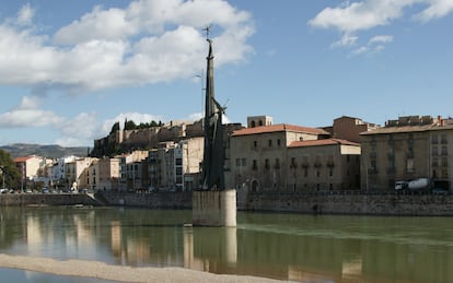 Monumento a la Guerra Civil en el cauce del río Ebro a su paso por Tortosa.