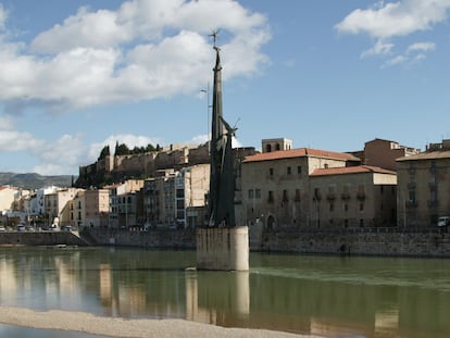 Monumento a la Guerra Civil en el cauce del río Ebro a su paso por Tortosa.