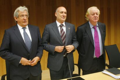 De izquierda a derecha, Pedro Miguel Etxenike, Iñaki Goirizelaia, y Joseba Jaureguizar, ayer en San Sebastián.