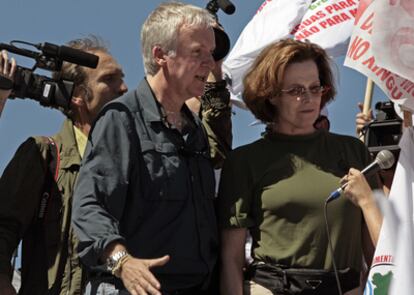 James Cameron y Sigourney Weaver durante una manifestación a favor del medioambiente, el 12 de abril en Brasil