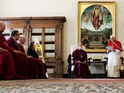 El Papa pronuncia un discurso ante el arzobispo de Canterbury, Roman Williams, y varios obispos, en 2006.
