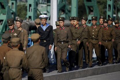 El desfile militar al que seguirá todo un día de festejos que culminará en una sesión de fuegos artificiales es todo un despliegue para un país cuyo PIB anual per cápita es de 1.800 dólares, por debajo de Lesoto o Sierra Leona. En la imagen, un grupo de militares caminan en grupo por el centro de Pyongyang.