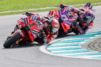 Jorge Martín (derecha) y Francesco Bagnaia (izquierda) durante el GP de Malasia.