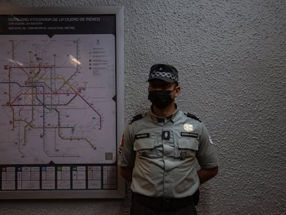 Un elemento de la Guardia Nacional en la estación Hidalgo.