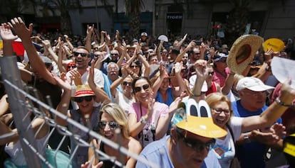Cientos de personas aplauden la mascletada de este sábado