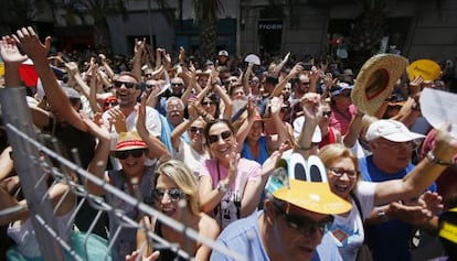 Cientos de personas aplauden la mascletada de este s&aacute;bado