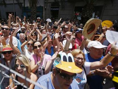 Cientos de personas aplauden la mascletada de este s&aacute;bado