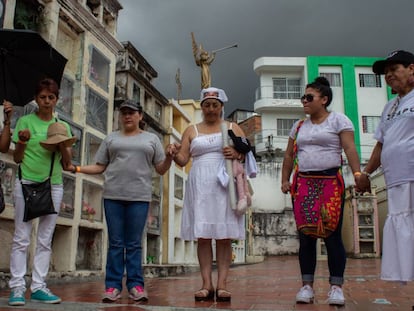 Varias de las madres de los falsos positivos de Soacha en el cementerio de Ocaña durante una conmemoración en 2018.